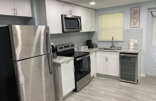 Parrish Casa | Modern 2/1 Sleeps 6 Quiet Dead End St 1/2 Acre Wow