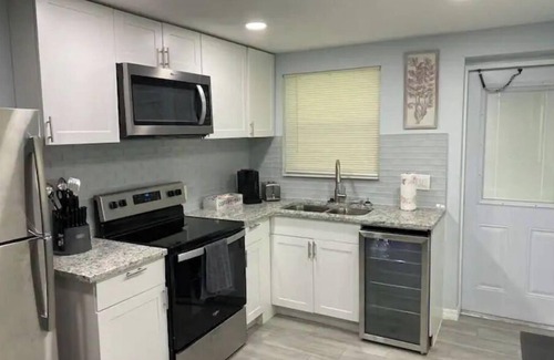 Parrish Casa | Modern 2/1 Sleeps 6 Quiet Dead End St 1/2 Acre Wow