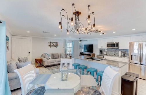 South Bradenton Condominio | *Modern 2/2 condo w/pool 6 mins to IMG*
