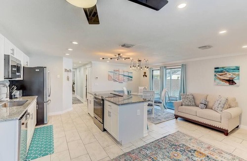 South Bradenton Condominio | *Modern 2/2 condo w/pool 6 mins to IMG*