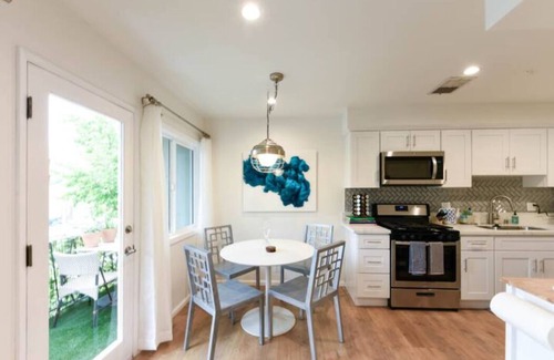 Downtown Condominio | Modern 2/2 Glendale Condo, Parking, Washer/Dryer