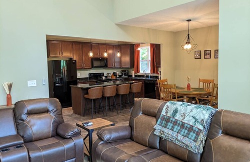 Rockbridge Cabina | Modern 2 BD cabin | hot tub | Games | Central Loc