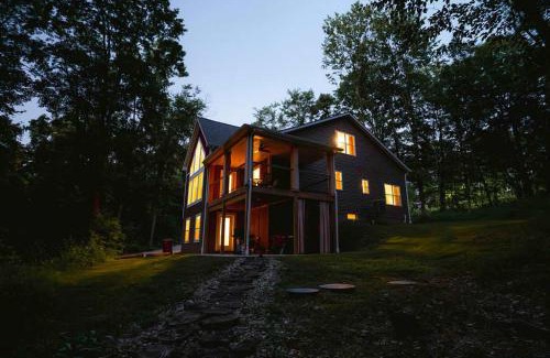 Rockbridge Casa | Modern 2 BD cabin with hot tub & Games & Central Loc