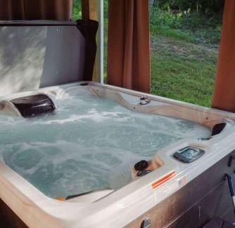 Rockbridge Casa | Modern 2 BD cabin with hot tub & Games & Central Loc