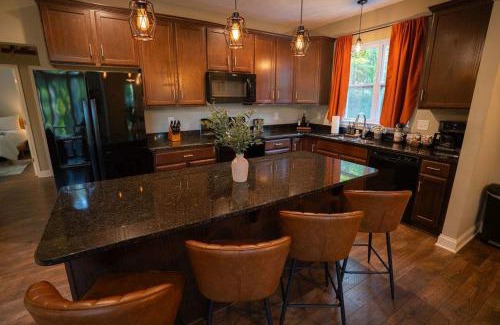 Rockbridge Casa | Modern 2 BD cabin with hot tub & Games & Central Loc