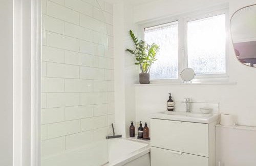 Tetbury Casa | Modern 2 BD w/Garden in the Heart of Tetbury!