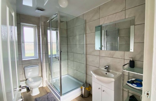 Chorlton-on-Medlock Casa | Modern 2 bdr Home, Spacious Garden, City Center, Free Parking NETFLIX