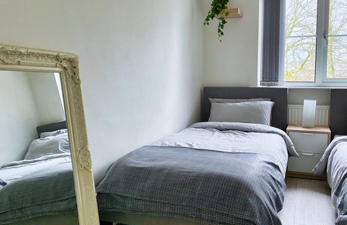 Chorlton-on-Medlock Casa | Modern 2 bdr Home, Spacious Garden, City Center, Free Parking NETFLIX