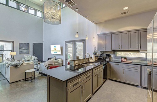 Govalle Casa | Modern 2 BDR w/Loft and Private Cocktail Pool!