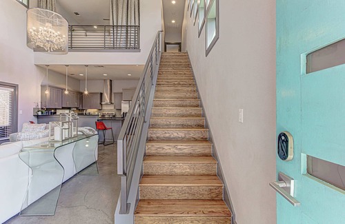Govalle Casa | Modern 2 BDR w/Loft and Private Cocktail Pool!