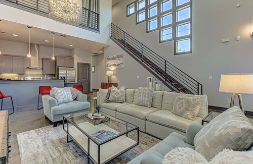 Govalle Casa | Modern 2 BDR w/Loft and Private Cocktail Pool!