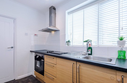 Broadheath Casa | Modern 2 Bedroom House Near Manchester Airport with Free Parking by Eason Stays
