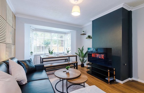 Broadheath Casa | Modern 2 Bedroom House Near Manchester Airport with Free Parking by Eason Stays