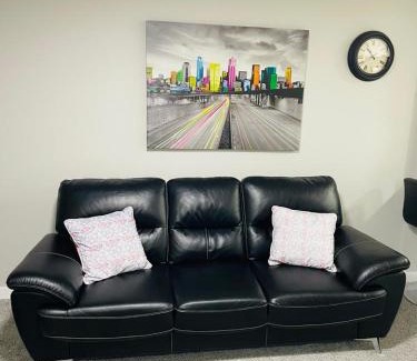 Calgary Apartamento | Modern 2-bed 1-bath Suite