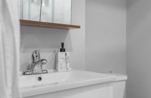 Pickering Apartamento | Modern 2-Bed, 2-Bath BSMT suite with Pvt Entrance Free Parking and Wi Fi
