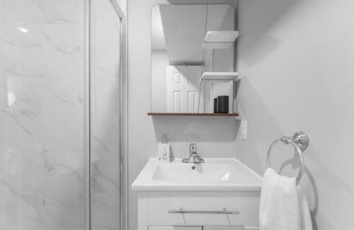 Pickering Apartamento | Modern 2-Bed, 2-Bath BSMT suite with Pvt Entrance Free Parking and Wi Fi