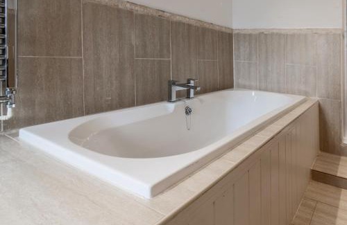 Sittingbourne Casa | Modern 2 bed 2 Bath House in Sittingbourne by Splendid Stays
