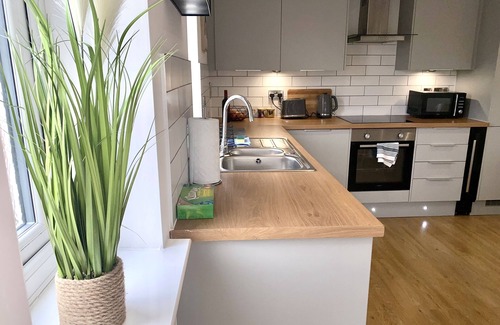 High Hazels Apartamento | Modern 2 Bed Apartment/Free Parking/Near City/Self-Check In
