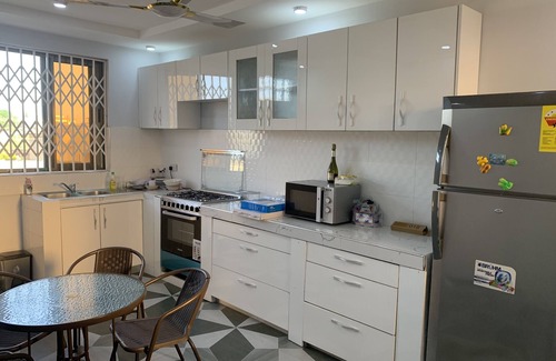 Cape Coast Cama Y Desayuno | Modern 2 bed apartment with balcony, kitchen and air-con. Close to castle tours