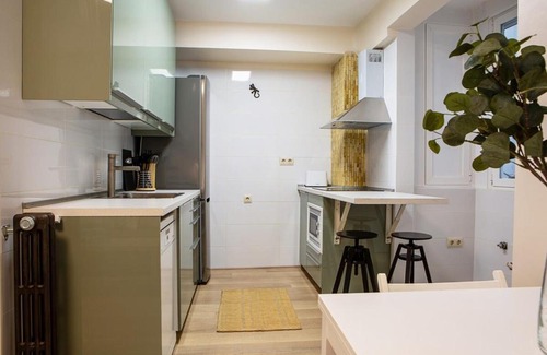 Ciudad Lineal Apartamento | Modern 2 Bed Apartment near Las Ventas