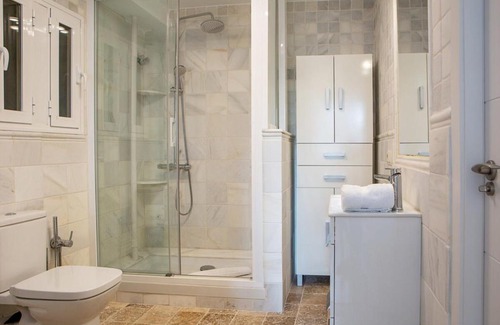 Ciudad Lineal Apartamento | Modern 2 Bed Apartment near Las Ventas