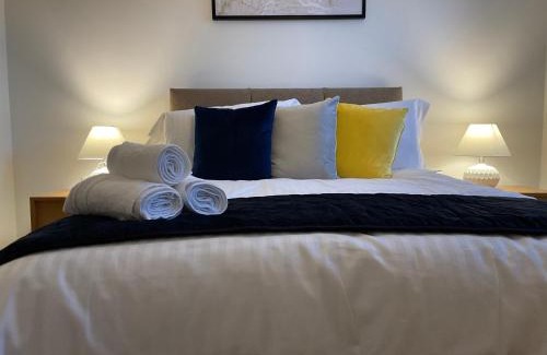 Runnymede Apartamento | Modern 2 Bed Apt in Egham High Street, with private parking and Wifi