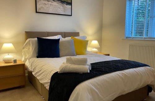 Runnymede Apartamento | Modern 2 Bed Apt in Egham High Street, with private parking and Wifi