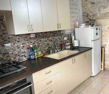 Safed Old City Apartamento | Modern 2-Bed Cave on HaAri