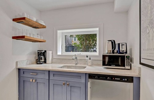 Truxton Circle Apartamento | Modern 2 Bed Suite in historic townhouse w patio