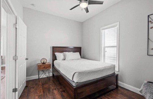 North Hyde Park Casa | Modern 2 Bedrm House w Free Parking Near Downtown