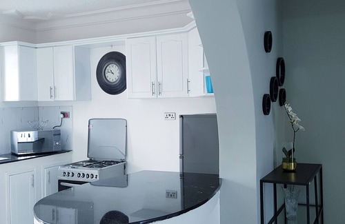 Kampala Apartamento | Apartamento moderno de 2 dormitorios y 2 baños totalmente amueblado