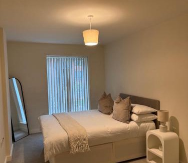 Whittington Apartamento | Modern 2-Bedroom 2-Bath Apartment-Stylish&Spacious
