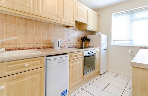 St. Mark's Apartamento | Piso moderno y elegante de 2 dormitorios, plaza de aparcamiento propia, estación Surbiton a 300 metros