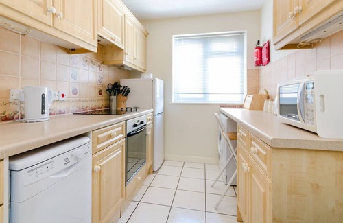 St. Mark's Apartamento | Piso moderno y elegante de 2 dormitorios, plaza de aparcamiento propia, estación Surbiton a 300 metros