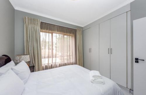 Lone Hill Apartamento | Modern 2 Bedroom apartment with club house pool