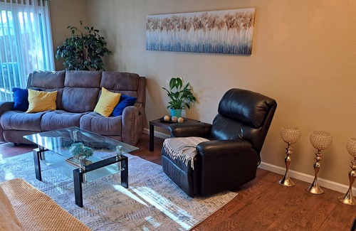 Marysville Condominio | Modern 2 bedroom condo with private backyard