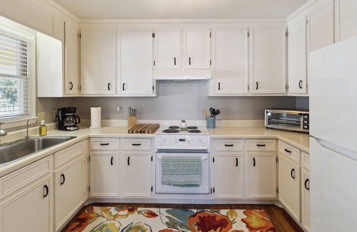Macon Condominio | Modern 2-bedroom condo in desirable North Macon. Close to many attractions!