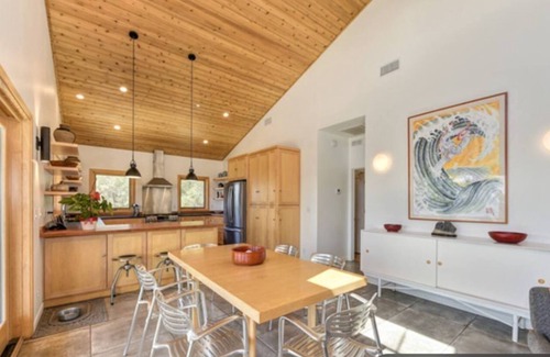 Volcano Casa | Modern 2 Bedroom Hilltop Retreat