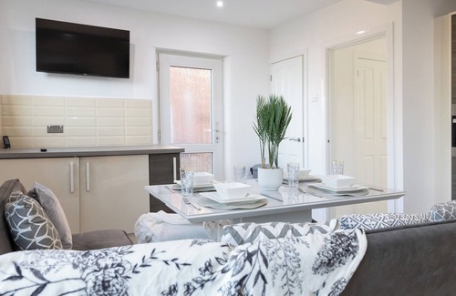 Longton Otro | Modern 2 Bedroom Home With Off-Road Parking