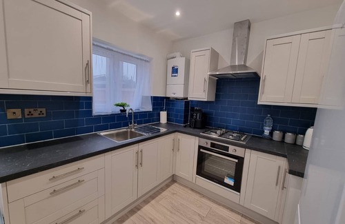 Alibon Casa | Modern 2 bedroom house in London Free Wifi and Parking