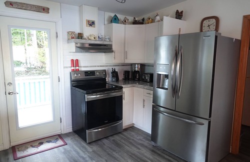 Clare Cabaña | Modern 2-bedroom lakefront cottage