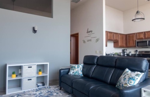 Fifth Ward Apartamento | Modern 2 Bedroom Loft in Walker's Point