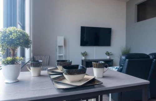 Fifth Ward Apartamento | Modern 2 Bedroom Loft in Walker's Point