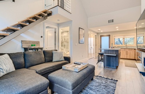 Austin Cabina | Modern 2-Bedroom Loft in Austin w Pool, Hot Tub,Fire pit,Goats,Alpacas,Chickens