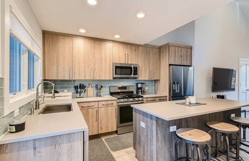 Austin Cabina | Modern 2-Bedroom Loft in Austin w Pool, Hot Tub,Fire pit,Goats,Alpacas,Chickens