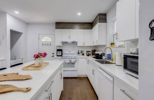 Riverdale Casa | Modern 2-Bedroom Retreat Steps from Danforth