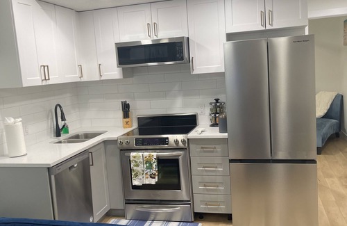 Southwest Edmonton Casa | Modern 2-bedroom suite in SW Edmonton close to Edmonton International Airport.