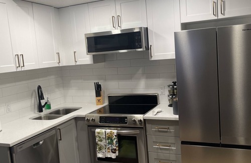 Southwest Edmonton Casa | Modern 2-bedroom suite in SW Edmonton close to Edmonton International Airport.