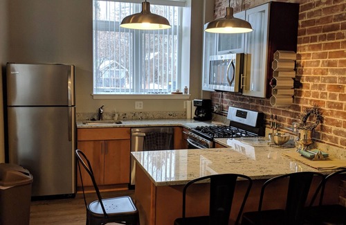 Ellicottville Apartamento | Modern 2-bedroom apartment with cozy fireplace, walkable village location!