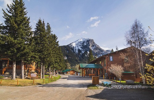 Jasper East Cabina | Modern 2 Bedroom Vacation Home